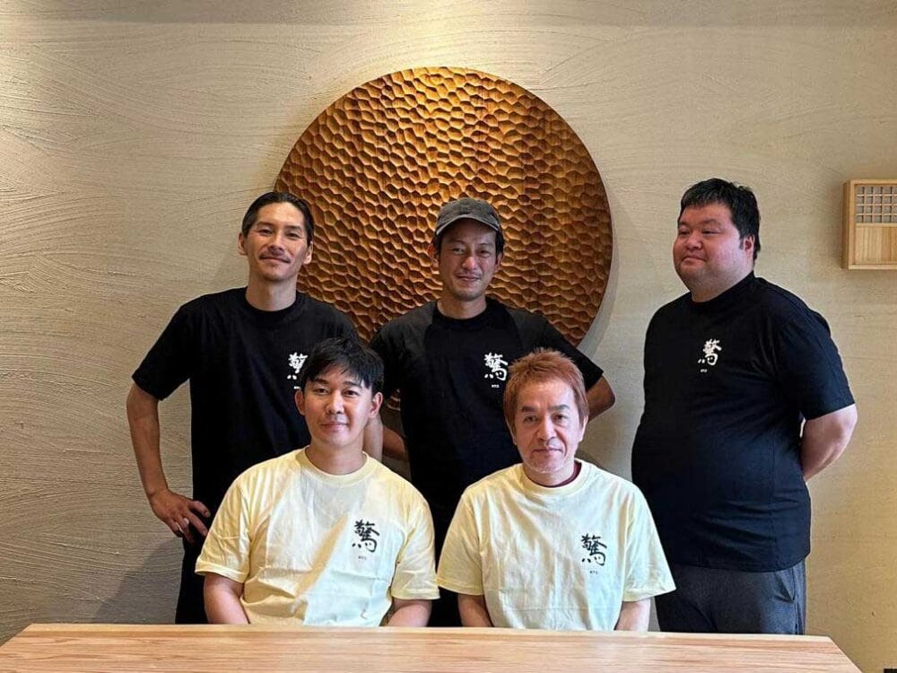 山岡さん(前列左)と「ツキトカゲ」スタッフ(山岡さん提供)