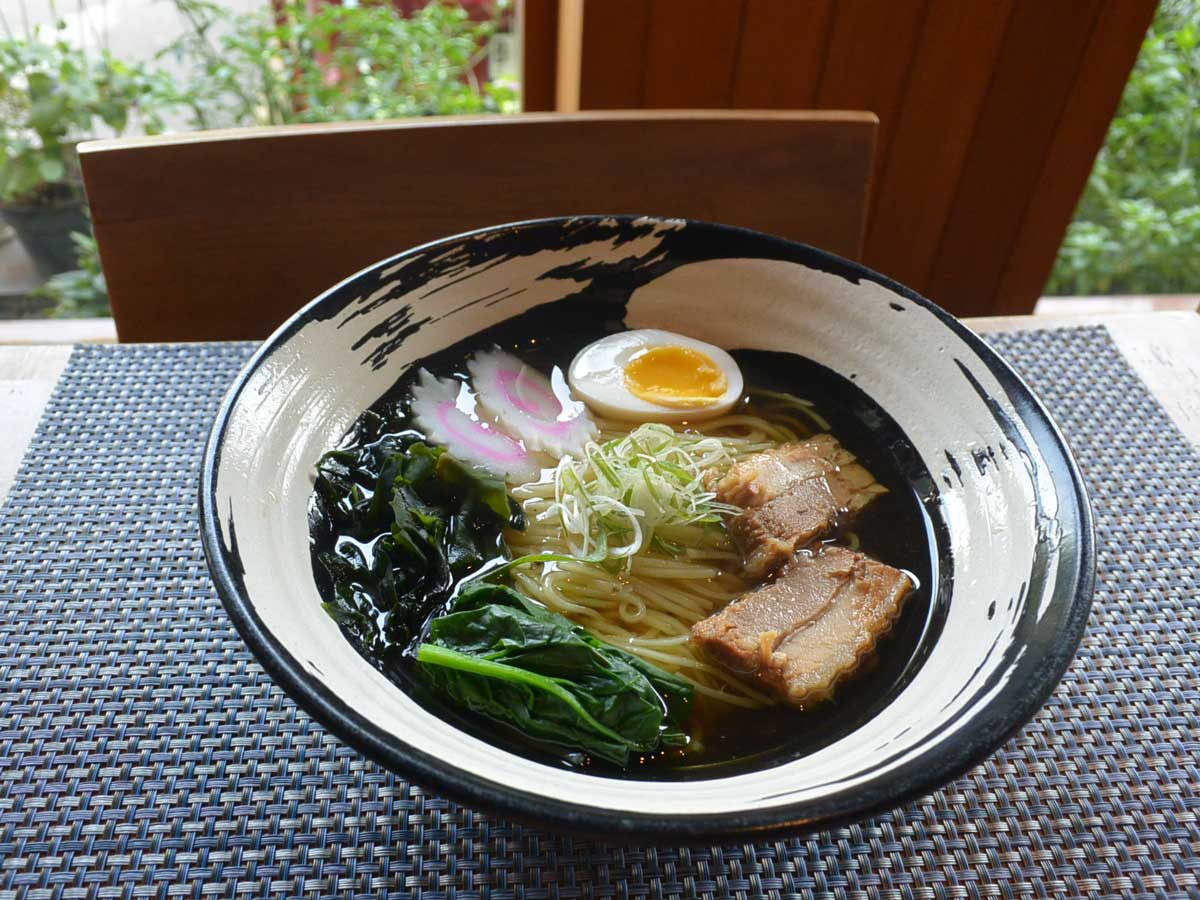 澄んだ鶏スープに鰹の香り　丁寧な仕事の昔ながらのラーメン　【びーとさんのジャカルタ・ラーメン今月の一杯】#5　「えびす屋」の醤油ラーメン