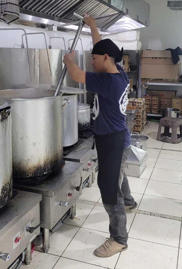 豚骨スープを炊いているところ