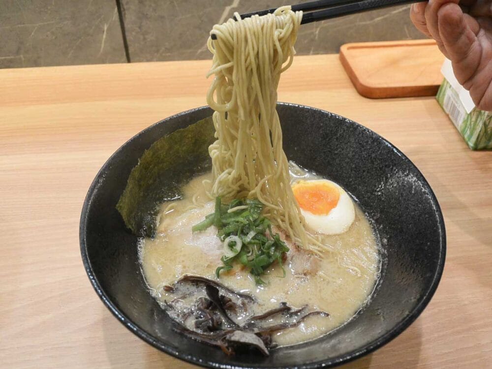 細麺か縮れ麺かを選べる