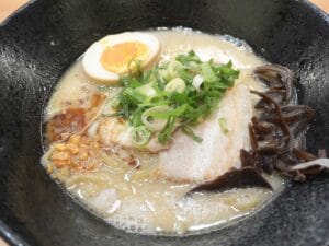 マー油とフライドガーリックを加えた「熊本ラーメン」