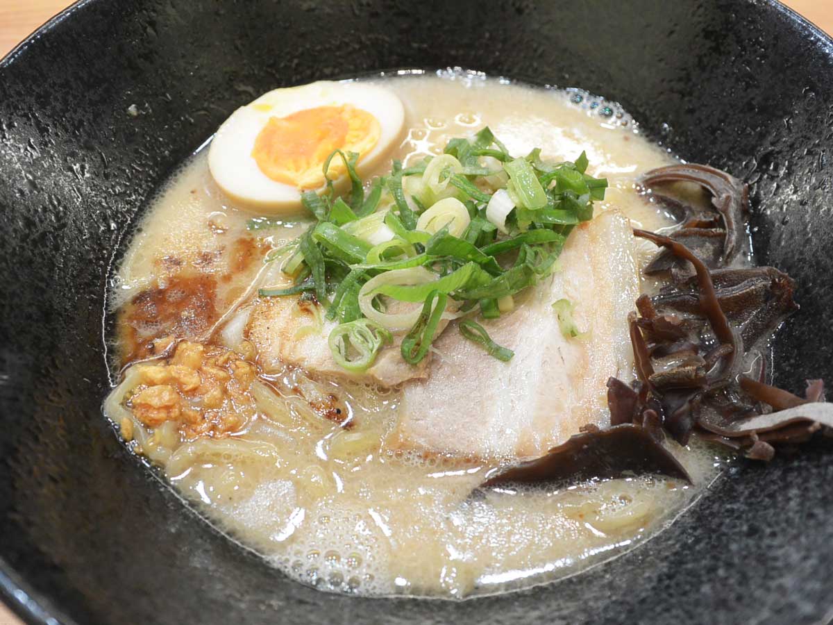 マー油とフライドガーリックを加えた「熊本ラーメン」