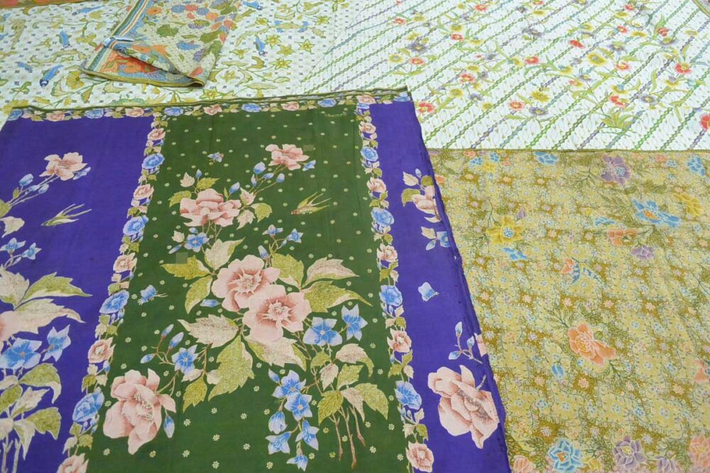 机に並ぶ、ジャワ島北岸バティック