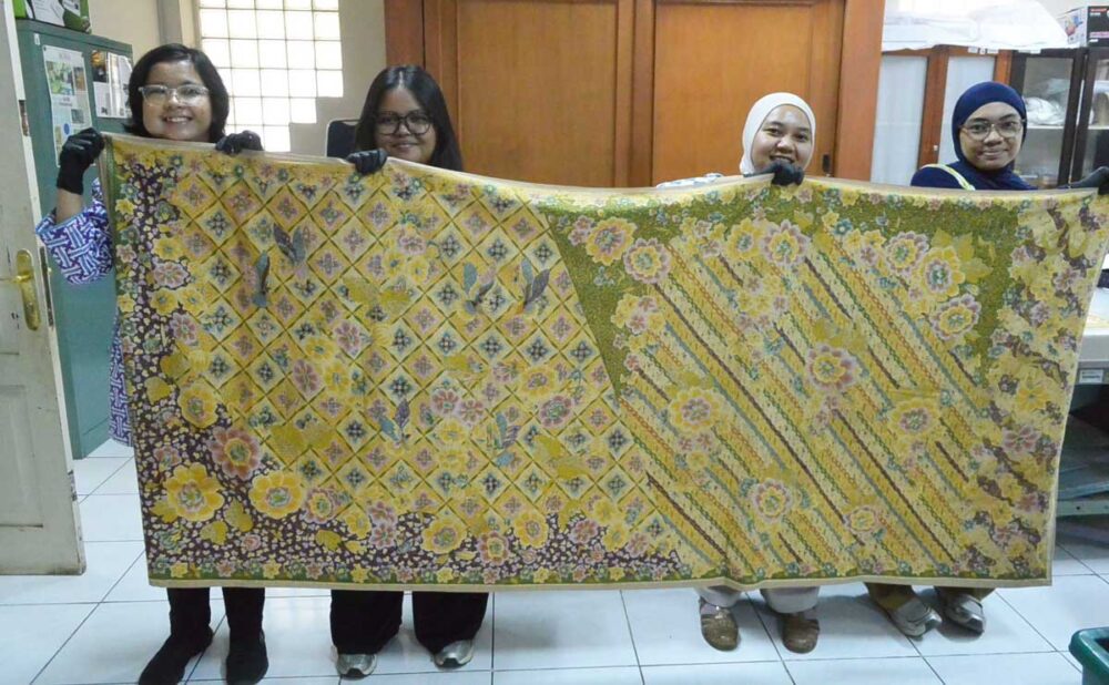 インドネシア人のバティック愛好家が寄贈した奉公会バティック