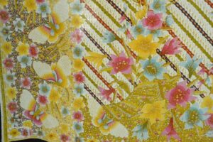 パラン文様に花と蝶。花は「桜」も使われている