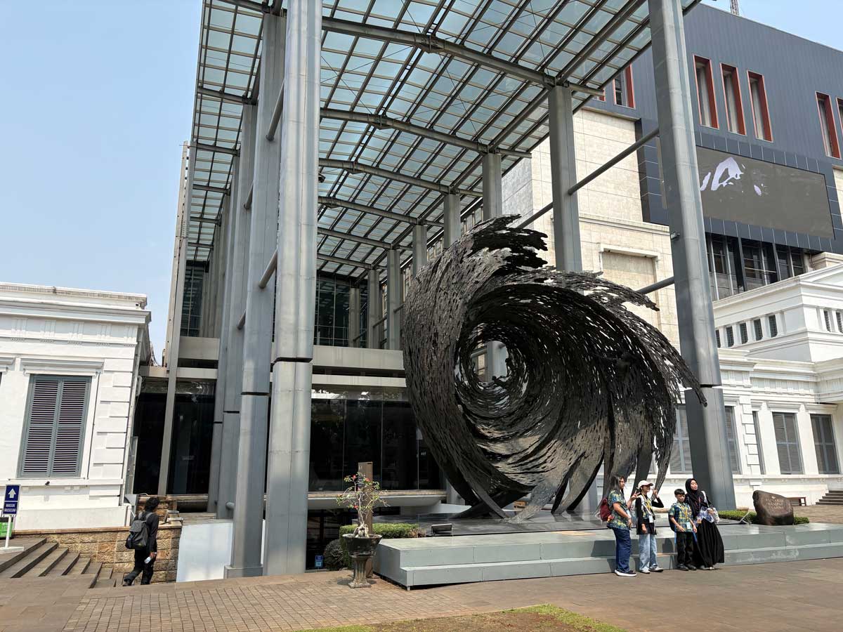 「渦巻き」モニュメントの後ろの階段を降りて行くと、博物館の入口がある。向かって左手が旧館、右手が新館