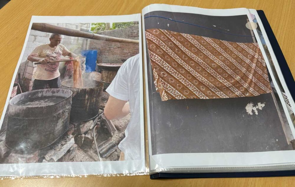 ガイドの金子久仁子さん自作の資料。バティックの説明の所で、「+62インドラマユ・ツアーに参加して、これを作りました」と自作バティックの写真を見せるそう