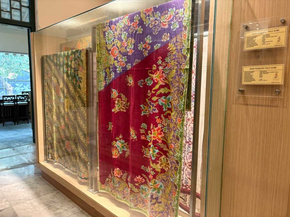 繊維博物館のバティック・ギャラリーに展示されている奉公会バティック(左)とジャワ・バル