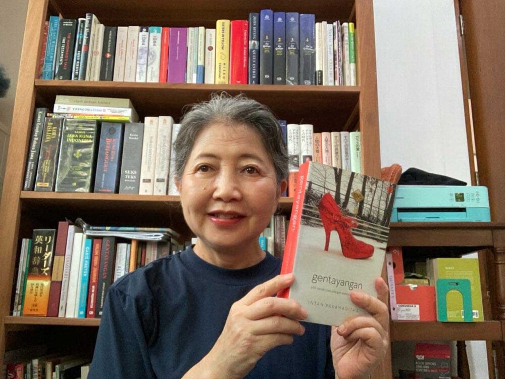 『彷徨』の原書を手にする太田りべかさん