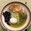 むかんの看板メニュー「牡蠣塩ラーメン」。牡蠣100%のスープ。トッピングは牡蠣のアヒージョ、岩のり、ネギ、チャーシュー。好みで味玉を追加する